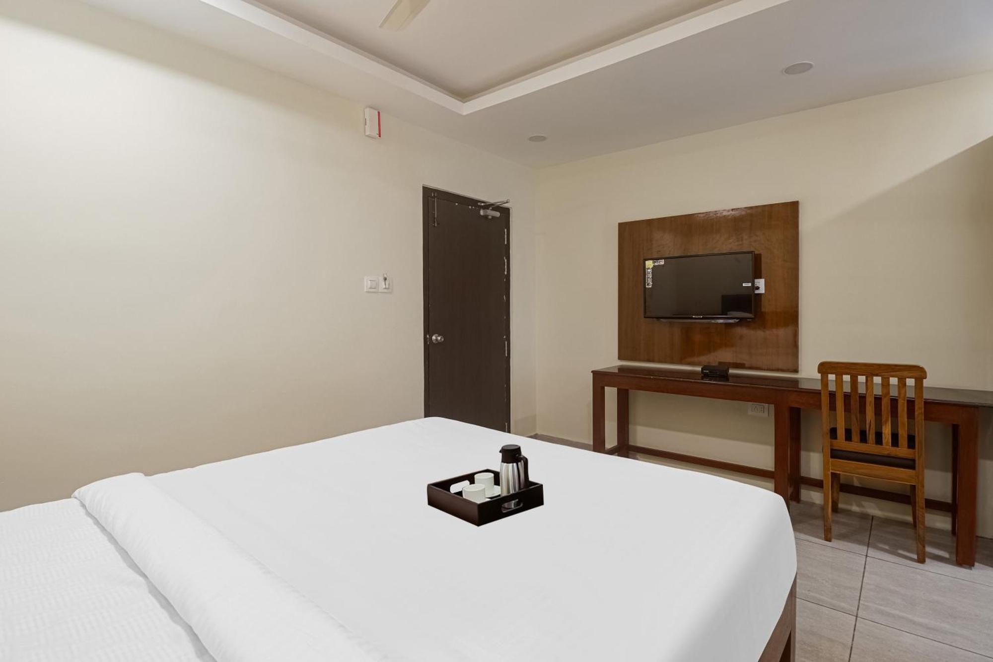 Townhouse Dj Grand Hotel Tirupati Bagian luar foto